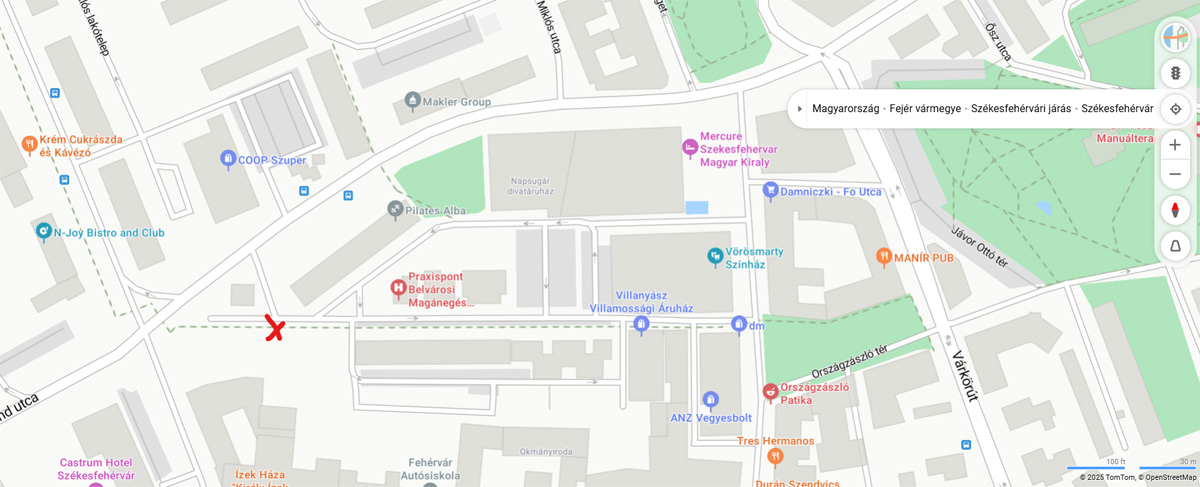 A piros x jelöli az ingyenes parkolás helyét. Parkolás